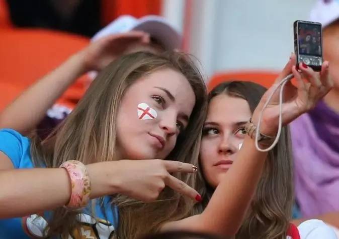 欧洲杯吐槽女朋友,欧洲杯各国女球迷出镜