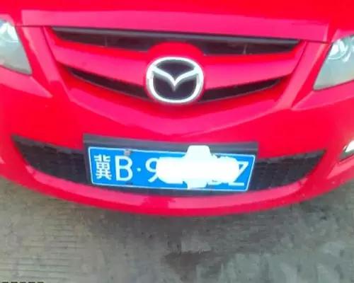 这智商，还有脸遮挡车牌？