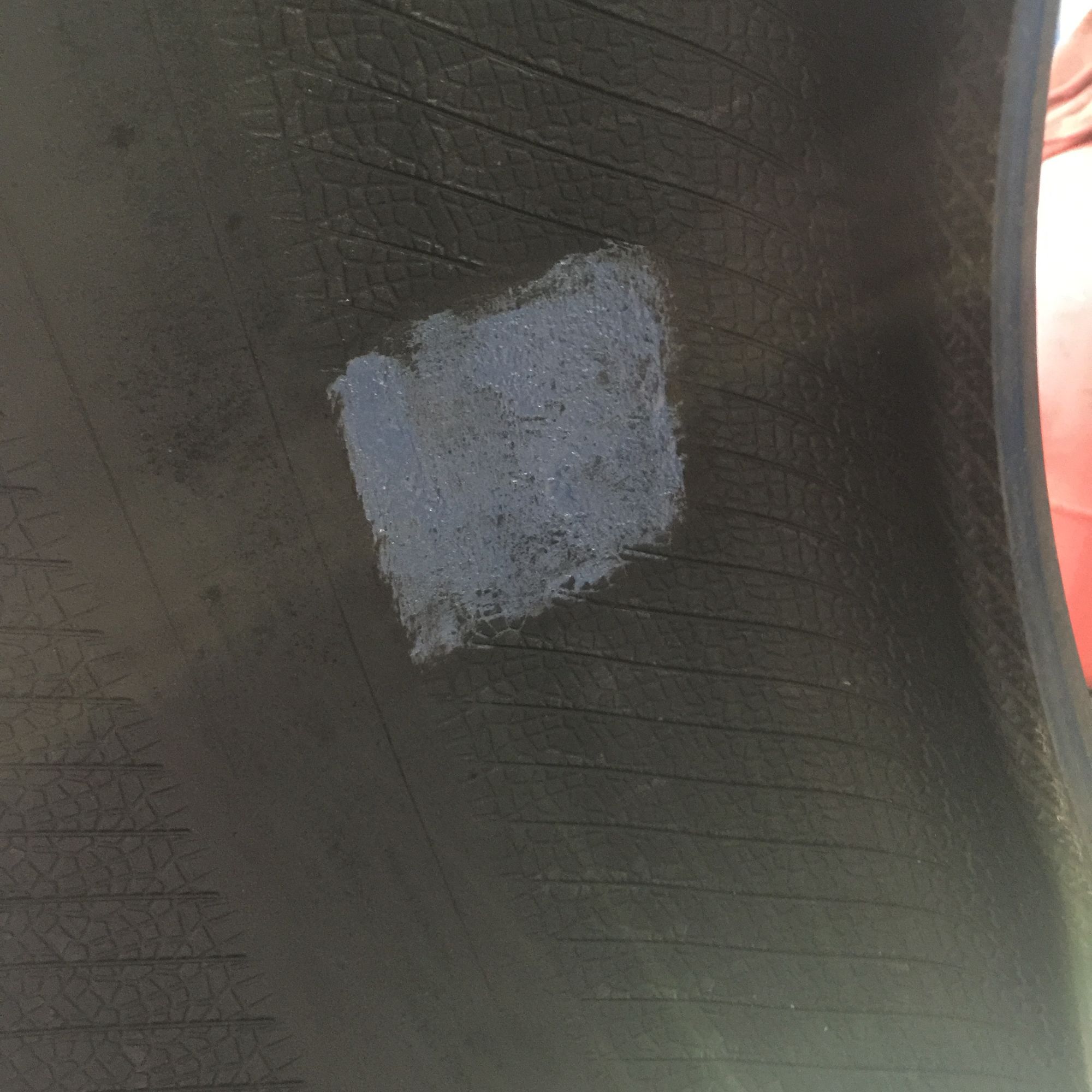 倒霉轮胎扎钉子,倒霉汽车轮胎被扎