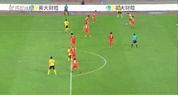 他是职业足球赢家，教练喜欢的多面手，攻防兼备成恒大中场发动机