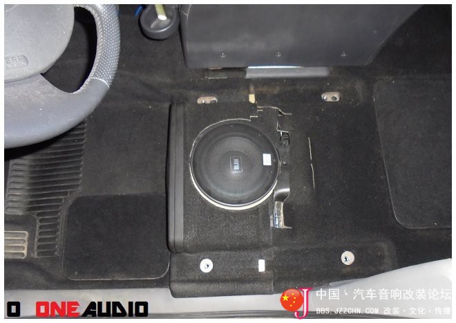 除了超薄低音，看他怎样把低音倒模在座椅下面，很严谨