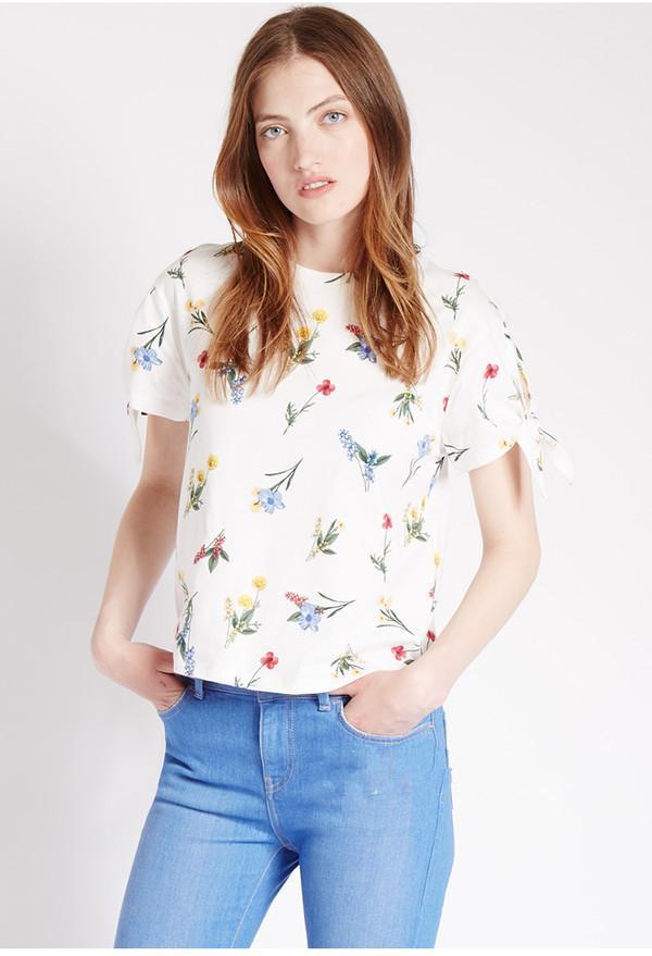 白T桖+牛仔裤，最简单品如何穿出明星范？