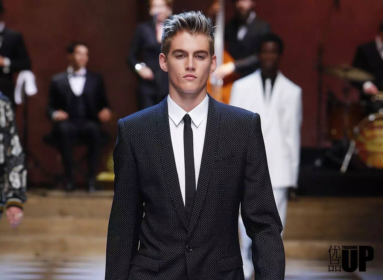 是时候该羡慕一下男士风尚传统了,毕竟绅士们连领带都可以定制