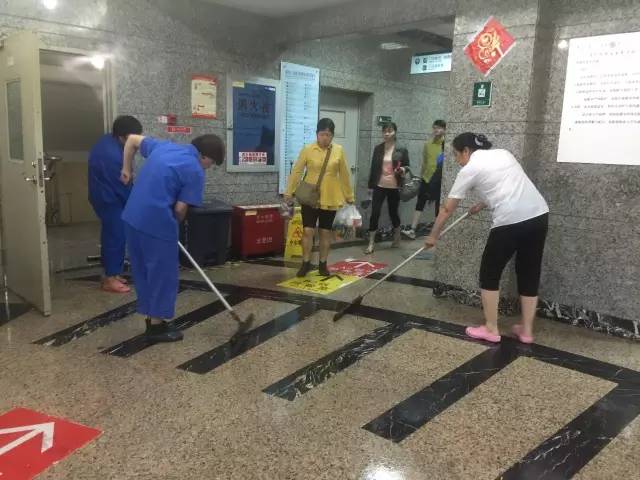 致敬暴雨时守护我们的人,致敬在暴雨中的坚守