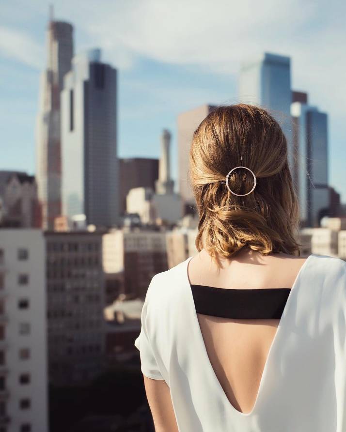 为什么我们穿很多衣服都不奇怪,为什么我们天天都要穿红色的衣服