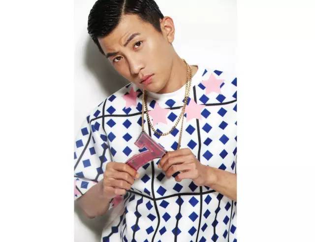 大左：艺人朋友都在喝玩鲜，我就也试试看咯