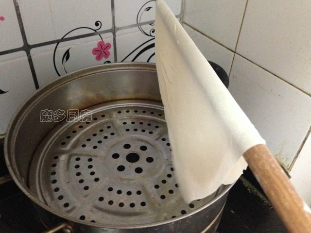 这个馍薄如纸，却筋道美味，在我家它和土豆丝是标配，全家都爱吃