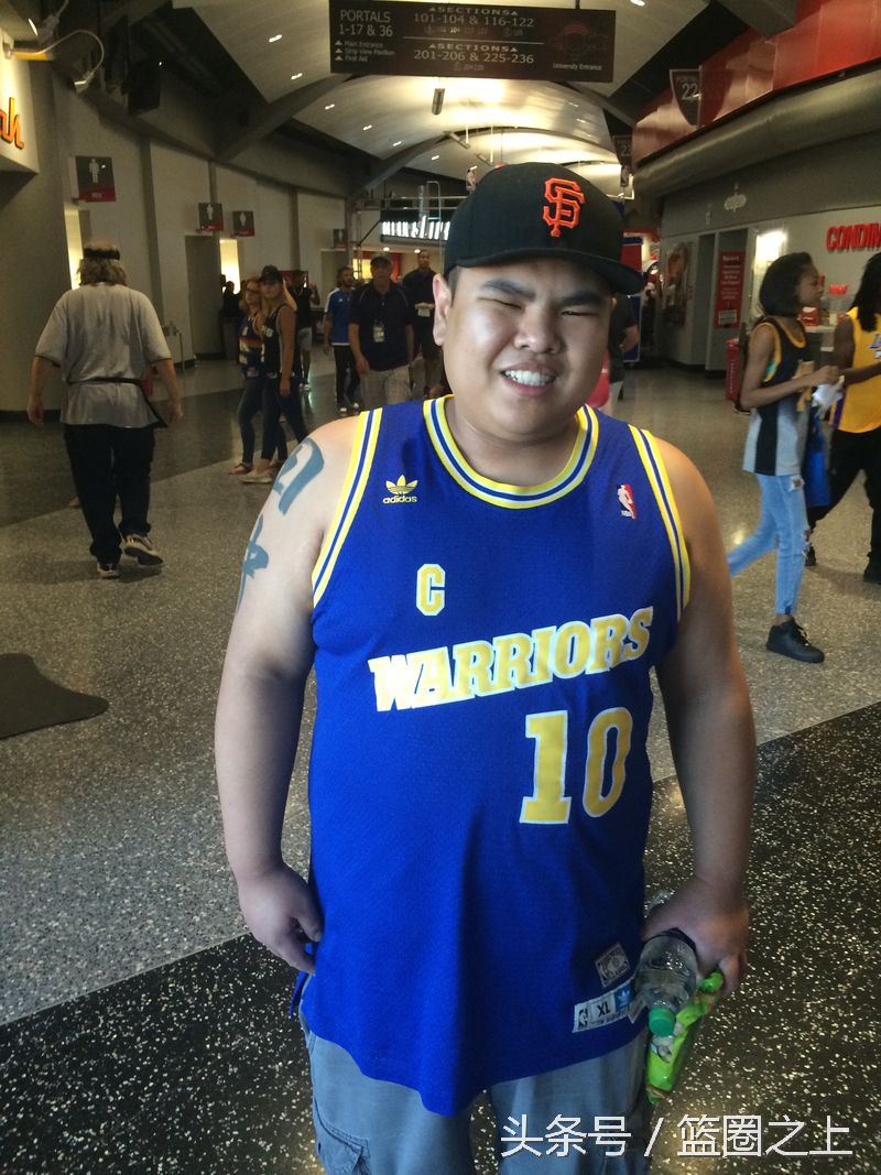 球迷也是风景线！夏季联赛场边出现了14件另类球衣！