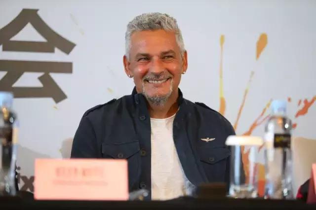 一位男神今天来到了青岛！粉丝见到他纷纷泪奔