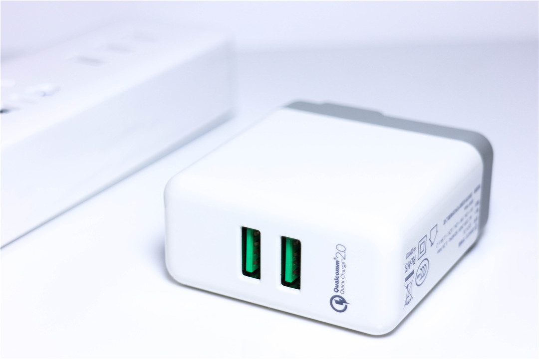 双口快速充电小钢炮，IPad也可2A满速充电