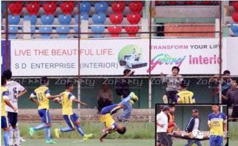 进球庆祝抓草皮吃被红牌罚下,庆祝进球之后被队友打