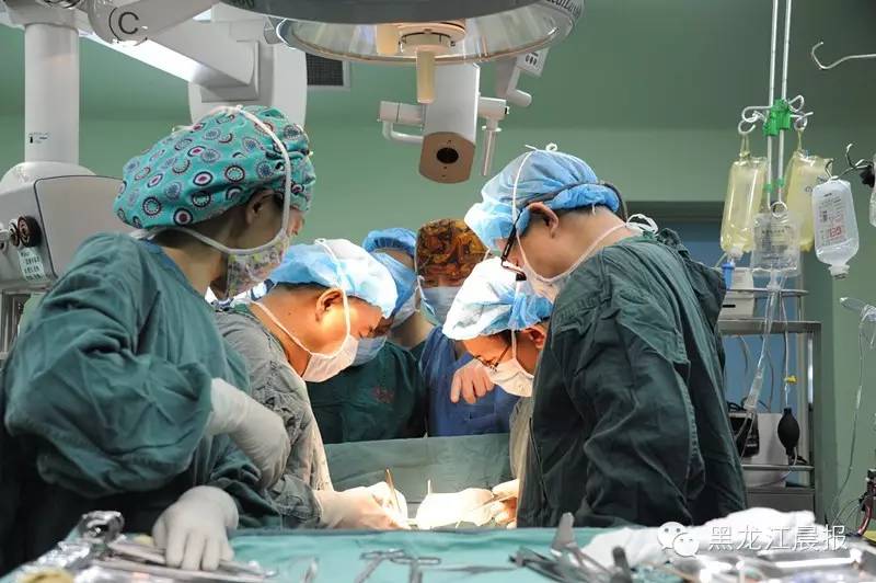 心脏长在肚子里的小女孩做手术,女孩心脏长在肚子上怎么办