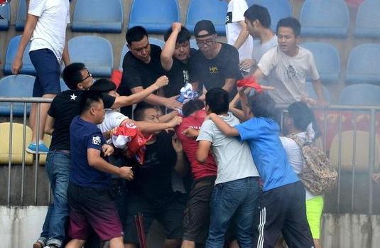 涓敳璧涘満鎯婄幇鏆村姏椋炶腹鐘,涓敳鑱旇禌鐖嗗彂鍐茬獊涓や汉鏌撶孩