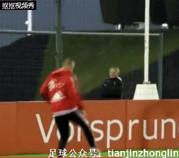 足坛教练秀球技,足坛温格名场面