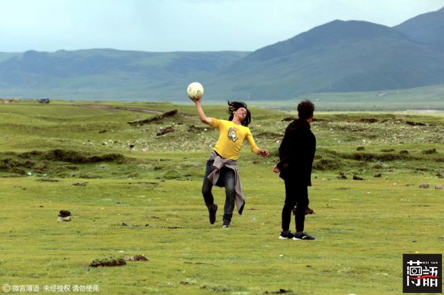 西藏雪山上的足球,足球西藏高原