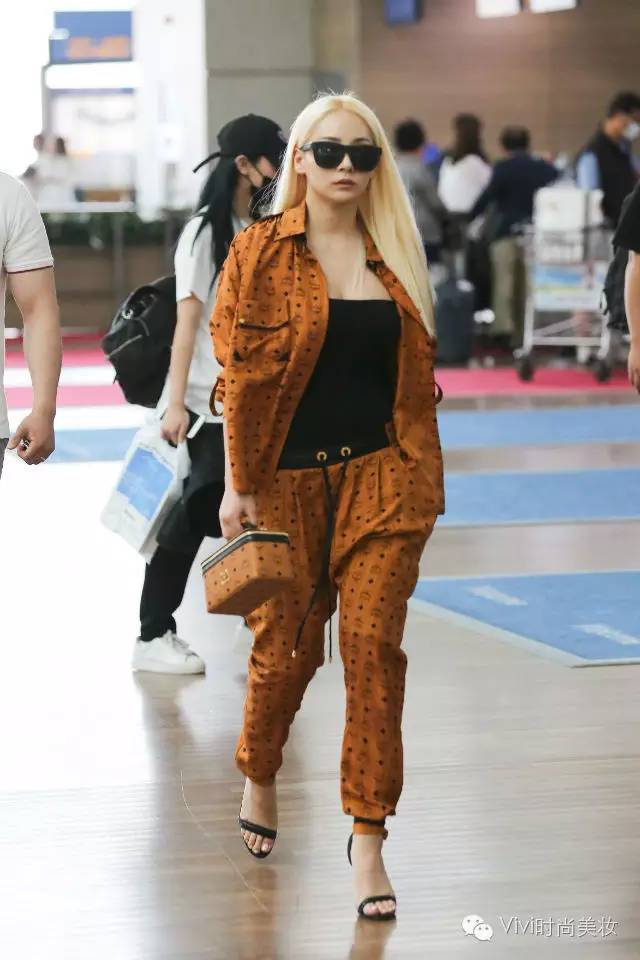 最新明星们背什么款式的包,女明星背的休闲包同款