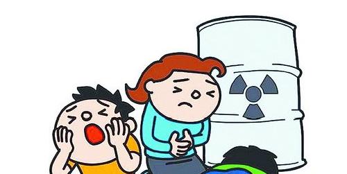 一熊孩子玩水管反被水管卡住,福建三明熊小孩