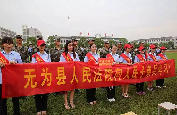 安徽无为百姓给抗洪救灾部队送饭,抗洪结束人民群众欢送感动流泪