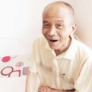 八旬老人摔伤邻居居委爱心接力,爱心接力救助摔倒的老人