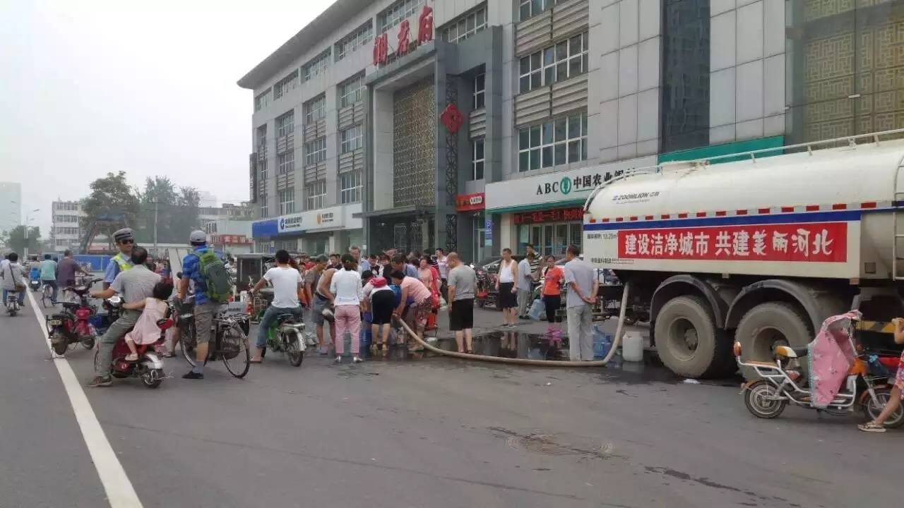 石家庄暴雨中现暖心石家庄瞬间,石家庄桥西区暴雨停水