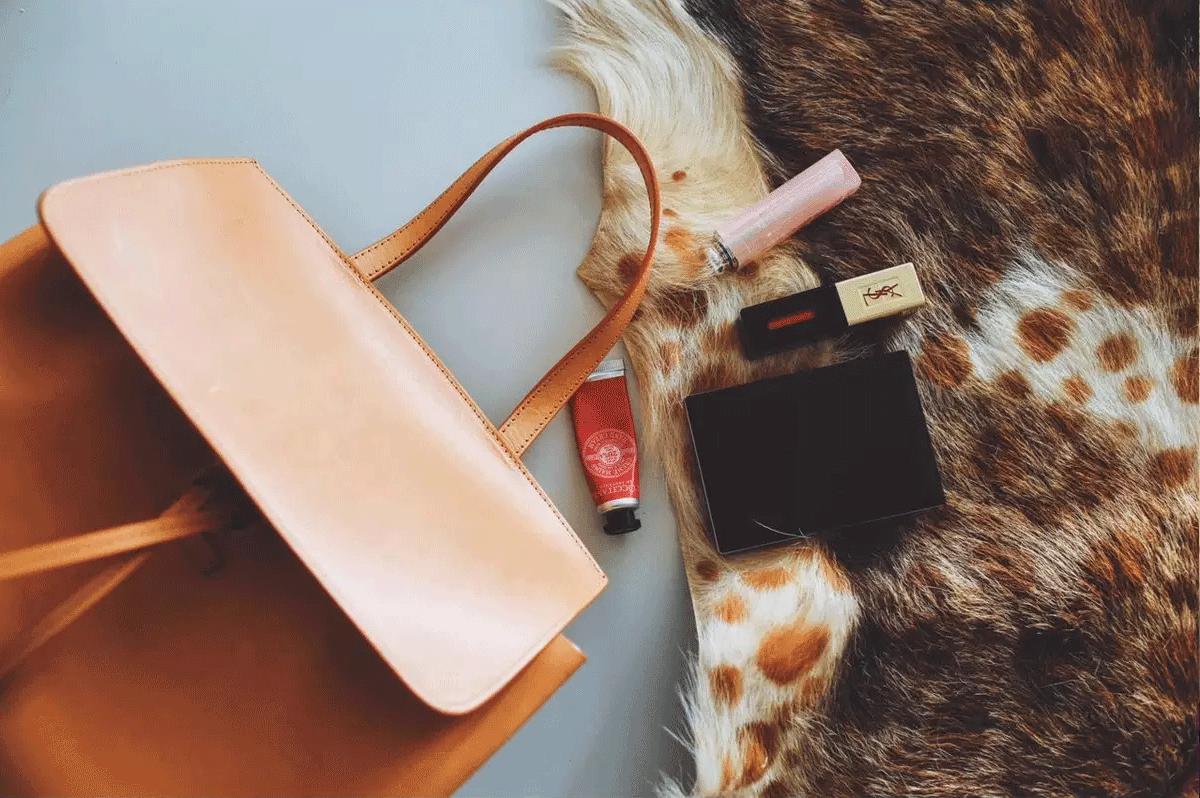 粉丝寄来了一箱包包,粉丝发来的包裹