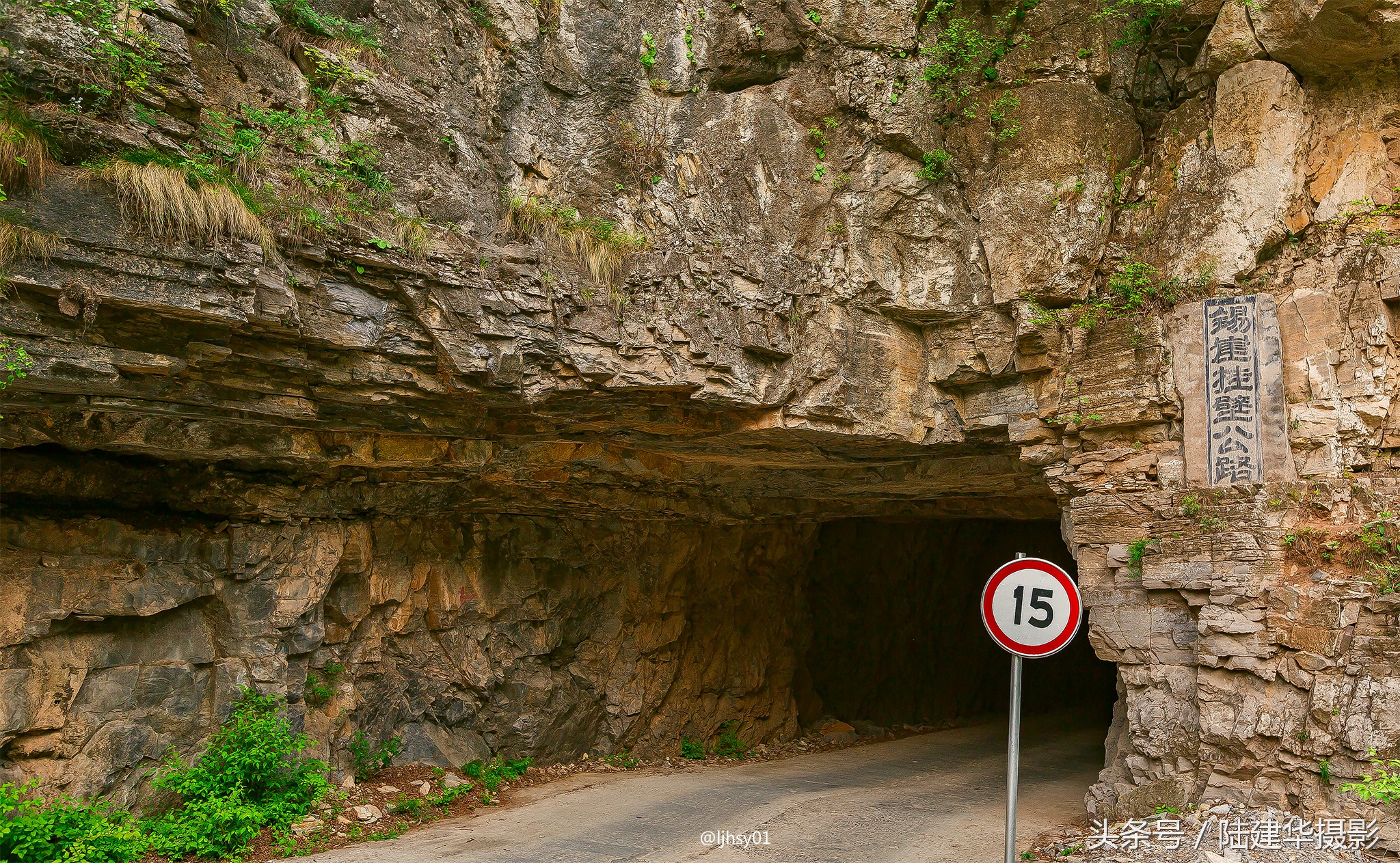 锡崖沟挂壁公路第一视角,锡崖沟悬崖上的挂壁公路