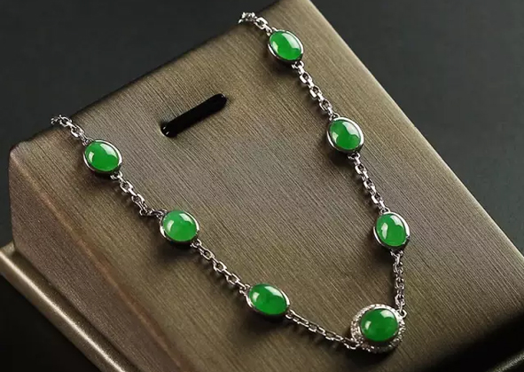 翡翠镯子和翡翠吊坠,翡翠吊坠和手镯哪个更有价值