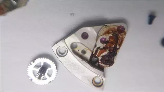 电话手表进水了怎么处理,手表进水修一下后还是正常使用吗