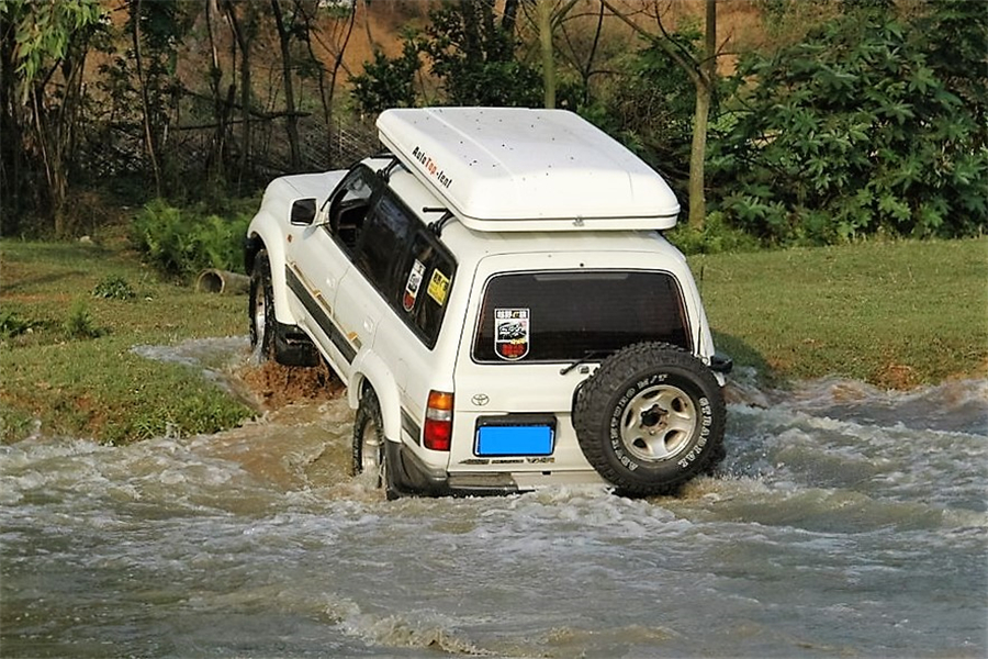 台风怎么避免小车被吹翻,台风损坏你的车怎么办