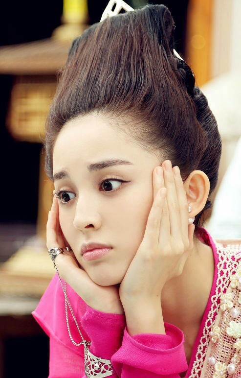 新疆姑娘认为迪丽热巴和娜扎谁美,娜扎和迪丽热巴是同一个地方的人