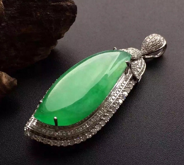 翡翠镯子和翡翠吊坠,翡翠吊坠和手镯哪个更有价值