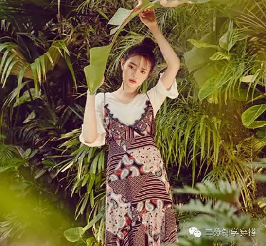 吊带裙有点露怎么穿,吊带裙太露了怎么搭配