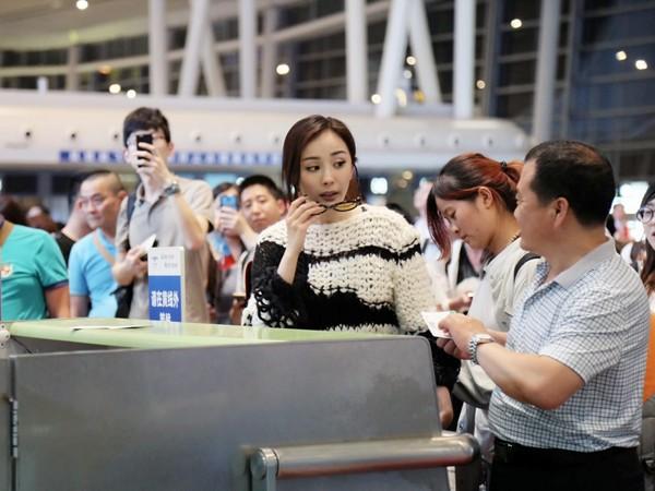 杨幂礼貌阻止别人插队,杨幂解释赶飞机插队