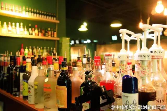 周末跟朋友喝点酒吃烧烤,周末聚会喝酒撸串