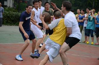 野球场如何避免小动作,当在野球场遇到脾气很大的人