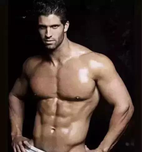 方形胸肌健体展示,胸肌上部饱满是方形胸肌