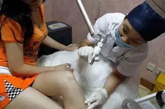 吴敏霞带伤训练视频,吴敏霞年轻的时候长啥样