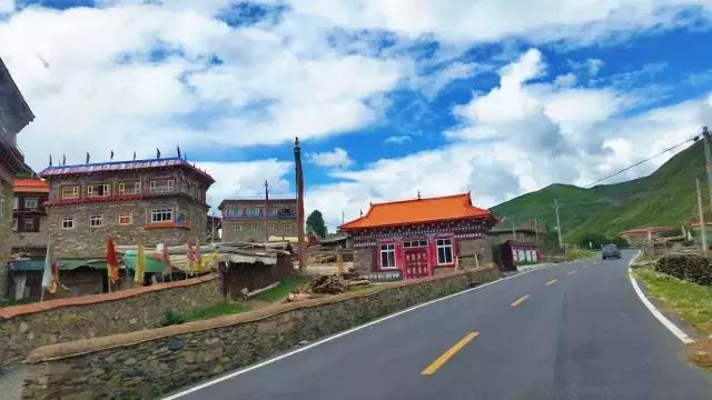 色达红色房子在哪,色达震撼的红房子