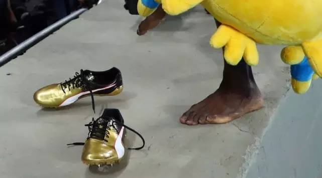 博尔特穿过的金色球鞋,博尔特破世界纪录的跑鞋