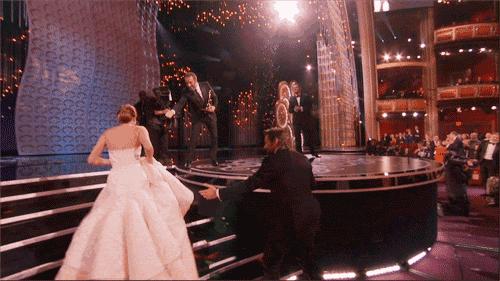 一穿高跟鞋走路就外八怎么办,女人穿高跟鞋不会走路