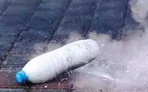 食品干燥剂炸伤小孩眼睛,食品干燥剂8岁男童