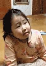 别人都光着,这货穿了个裤衩,嗯,一定是搓澡的!