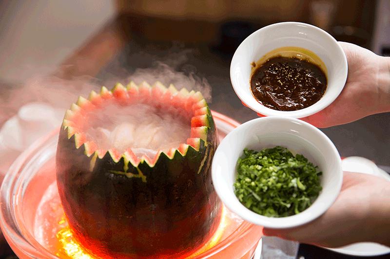 奇葩！泉州这家餐厅竟开在3D电影院里！招牌菜是西瓜皮！