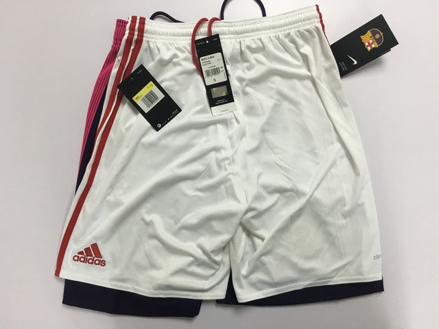 喏这就是梅西那件被摄影师撩走的短裤