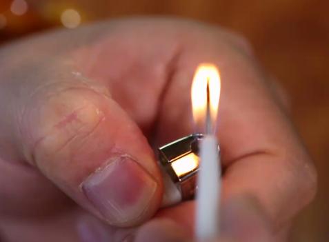 蜜蜡鸡油黄为什么打孔那有条线,老蜜蜡鸡油黄打紫光没有荧光反应