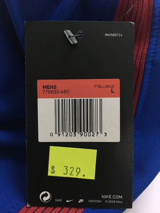 喏这就是梅西那件被摄影师撩走的短裤