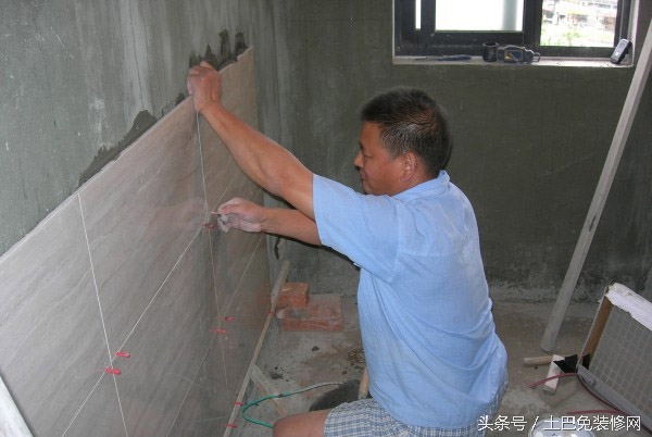 客厅木质地板瓷砖和壁纸的搭配,墙面装修贴壁纸好还是瓷砖好