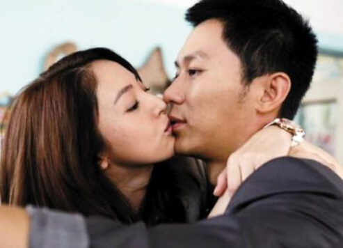 李晨亲自搀扶范冰冰,李晨断臂范冰冰采访