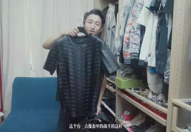 胖轩偷偷打开了他爸妈的衣柜给我看，而我只想看他肉嘟嘟的样子