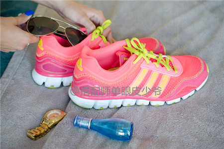 新鞋子磨脚最有效方法,新鞋子磨脚后跟怎么办最快的方法